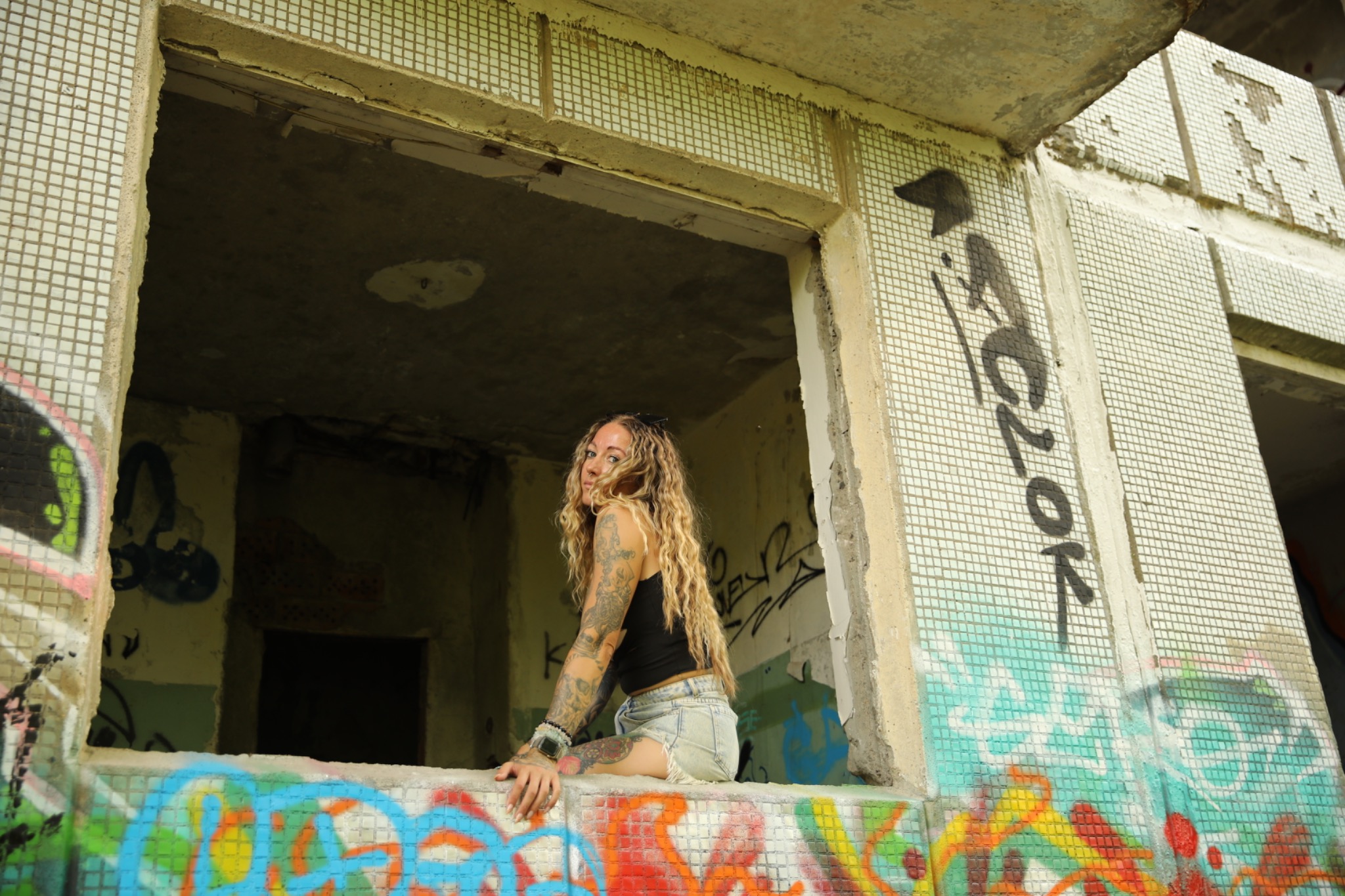 Muzi am Fenster eines Lost Places